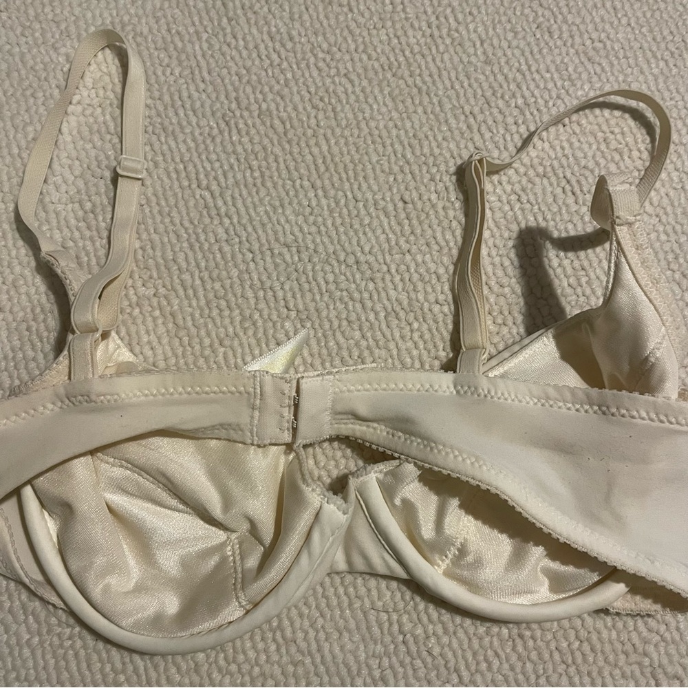 VICTORIA S SECRET SET OF 3 CREME COLOR BRAS SIZE 34B - Picture 4 of 9